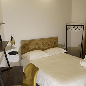 Camera piccola con letto king size